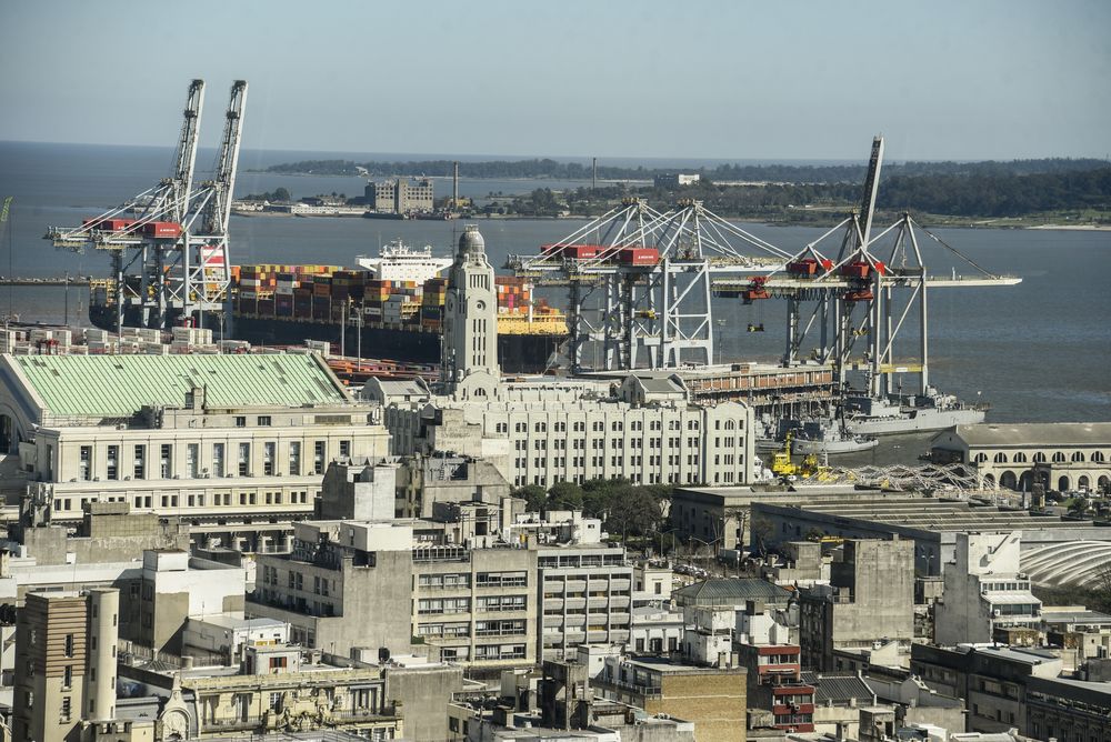20240813 Vista del Puerto de Montevideo, gruas, zona portuaria, comercio exterior. IG
