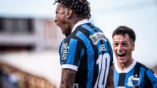 Abel Hernández celebra su gol para Liverpool ante Progreso por el Torneo Apertura