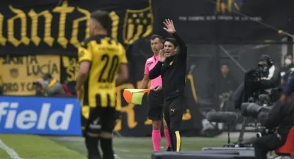 Mauricio Larriera, DT de Peñarol, en el clásico ante Nacional