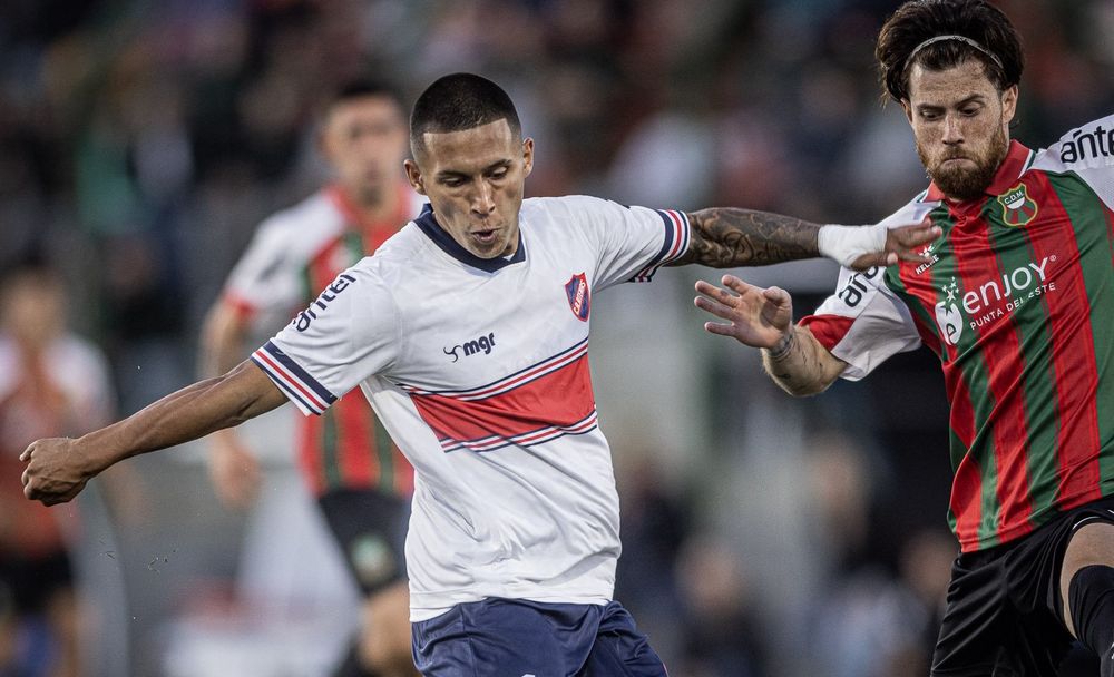 Atenas de San Carlos y Deportivo Maldonado empataron sin goles en el playoff por el tercer ascenso de la Segunda división profesional a la Primera división