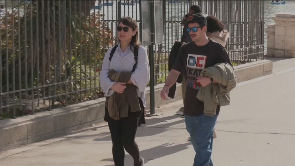 Una pareja pasea en Madrid