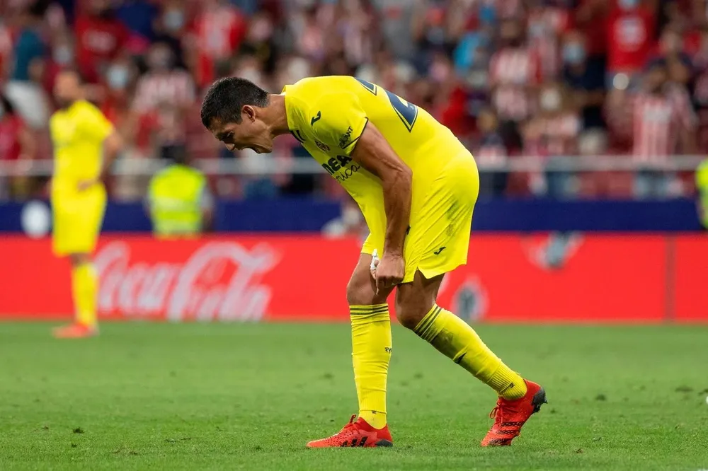 Aissa Mandi furioso tras su autogol