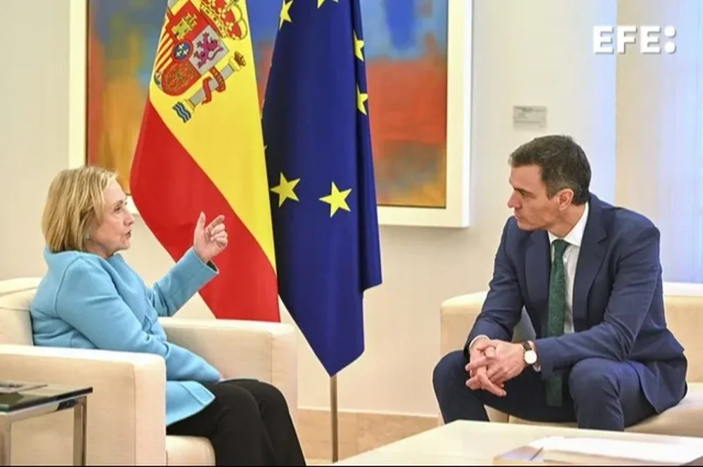 Pedro Sánchez recibe por segunda vez a Hillary Clinton para tratar la agenda internacional