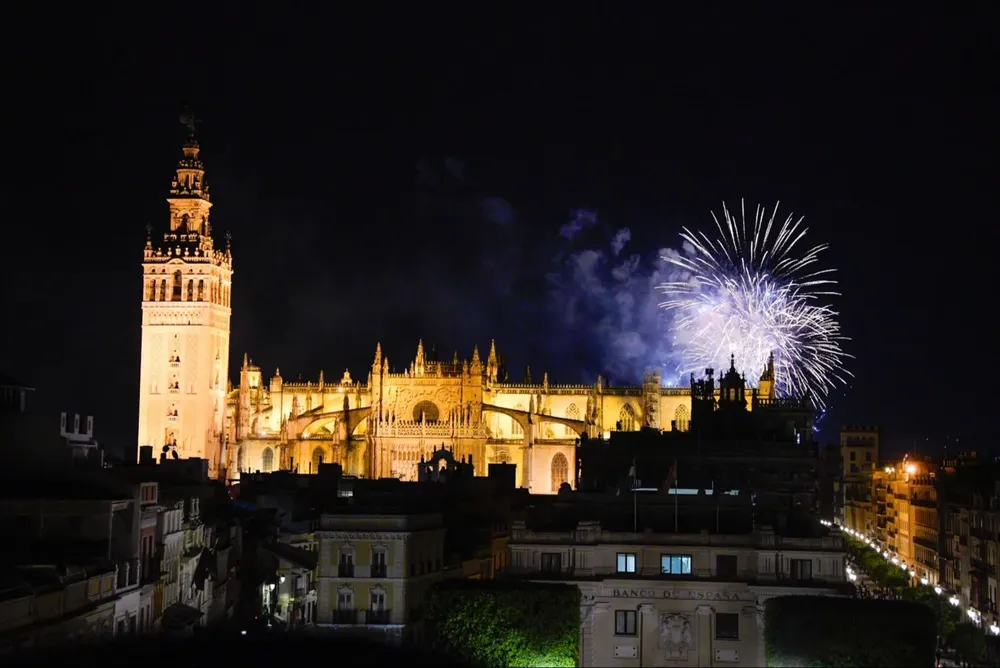 Espectáculo de fuegos artificiales sobre la catedral de Sevilla.