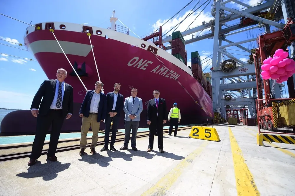 El buque hizo un movimiento de 1.000 contenedores entre carga y descarga.