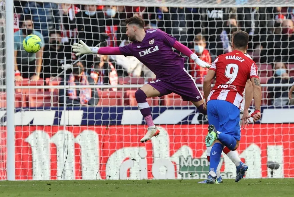 Pese a que parece gol de Suárez ante el arquero de Rayo Vallecano, Luca Zidane, la pelota no entrará