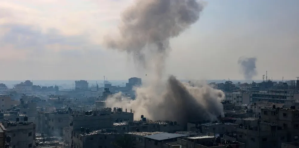 El humo por los bombardeos volvió al enclave palestino de la Franja de Gaza.