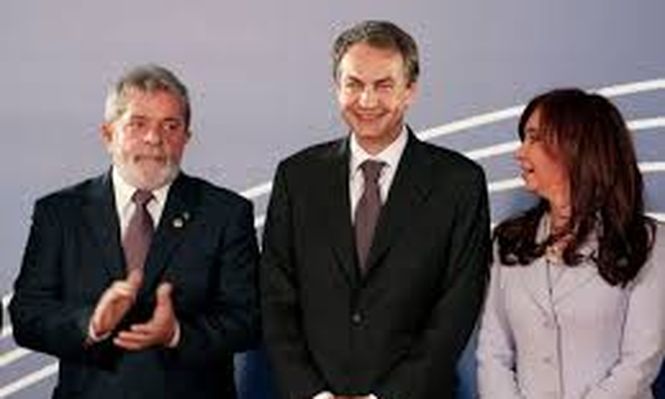 José Luis Rodríguez Zapatero, junto al presidente de Brasil, Lula Da Silva, y a la expresidenta de Argentina, Cristina Kirchner.&nbsp;
