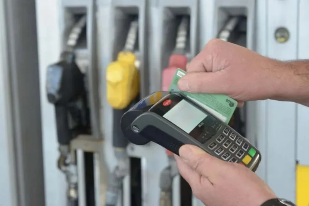 El proyecto topea el arancel de la tarjeta de débito en 0,4%, y crédito en 1,5%, explicó Botana