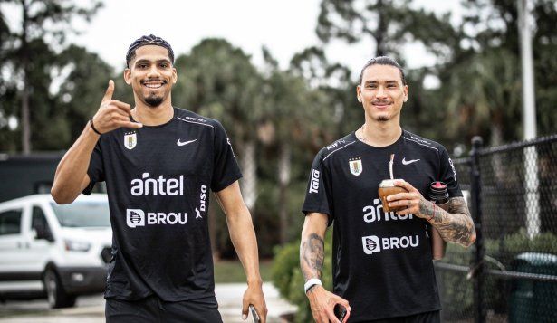 Ronald Araujo y Darwin Núñez en una práctica de la selección uruguaya