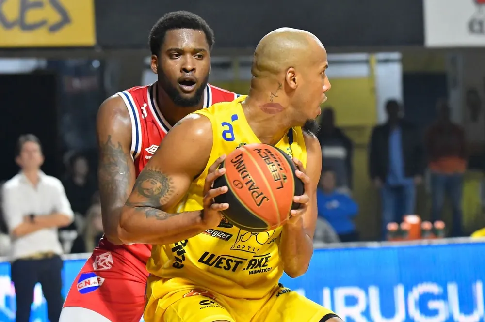 Ernesto Oglivie y Jaylen Johnson