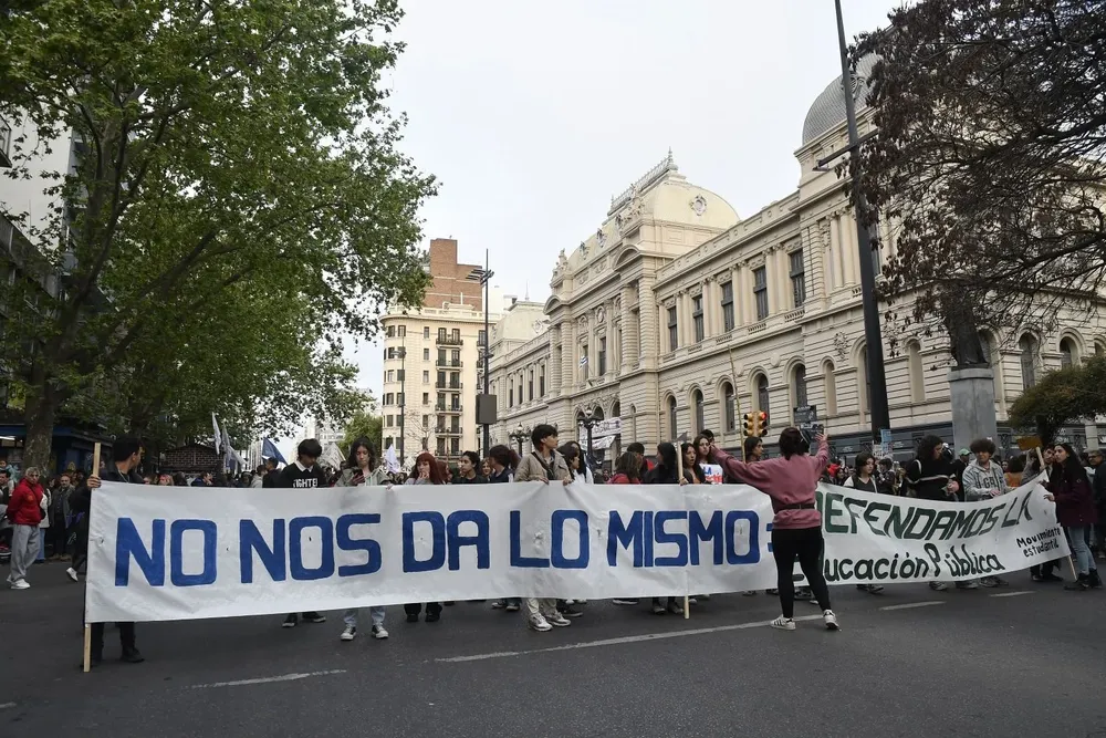 Marcha de estudiantes y docentes por presupuesto y en contra de la reforma educativa (foto archivo)