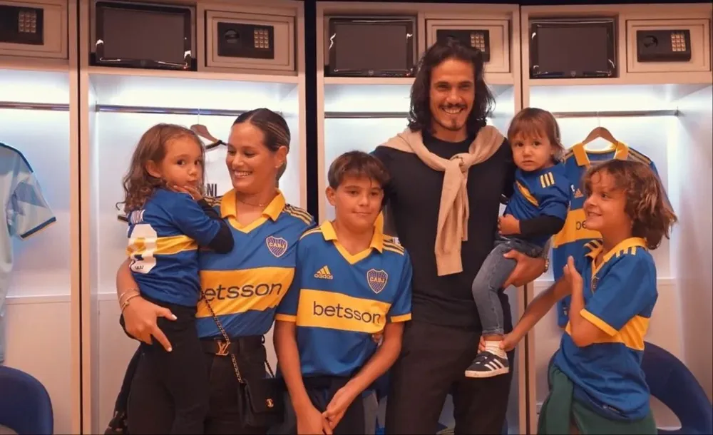 Edinson Cavani con sus cuatro hijos y su esposa en el vestuario de La Bombonera en la presentación en Boca Juniors
