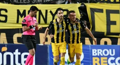 Nicolás Rossi celebra el empate de Peñarol ante Boston River junto a Juan Manuel Ramos