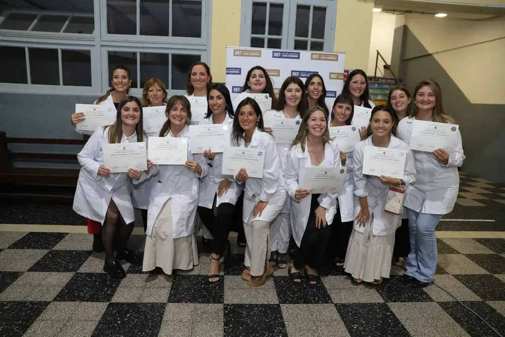 Egresadas 2022 del Instituto Universitario Elbio Fernández.