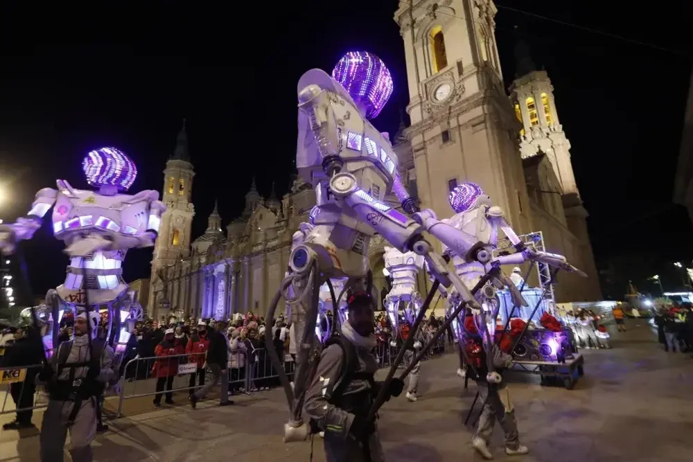 Figuras robóticas han desfilado en la Cabalgata de los Reyes Magos de Zaragoza.