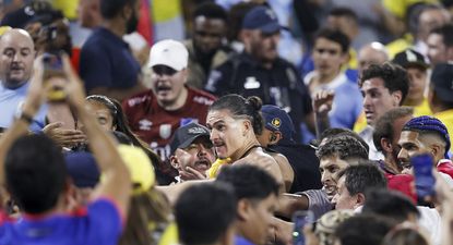 Darwin Núñez subió a la tribuna para defender a su familia de los hinchas colombianos