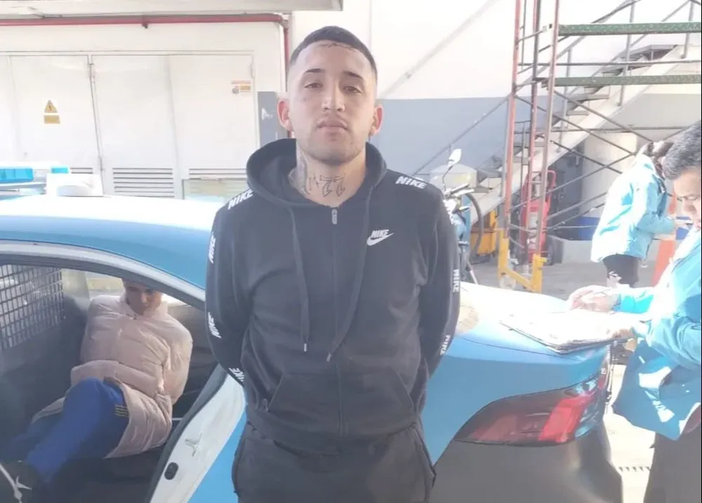 Pekeño 77 esposado por la Policía argentina