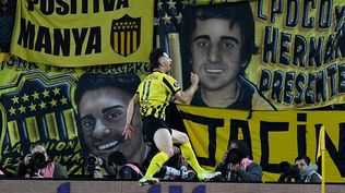 Maximiliano Silvera festeja el 2-0 de Peñarol ante The Strongest por Copa Libertadores