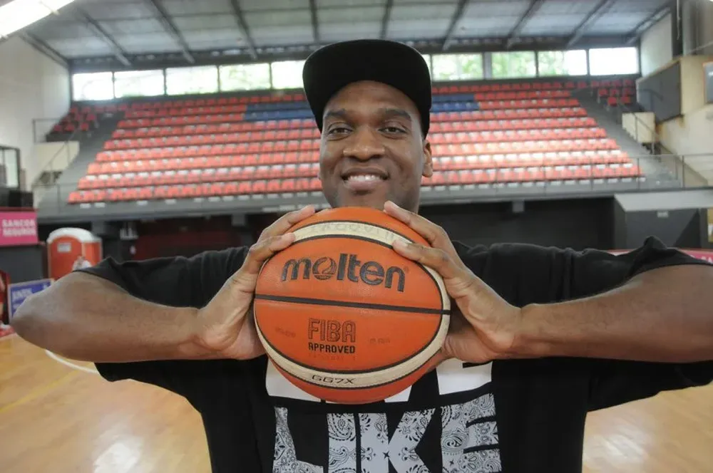 Kevin Young en la cancha de Trouville