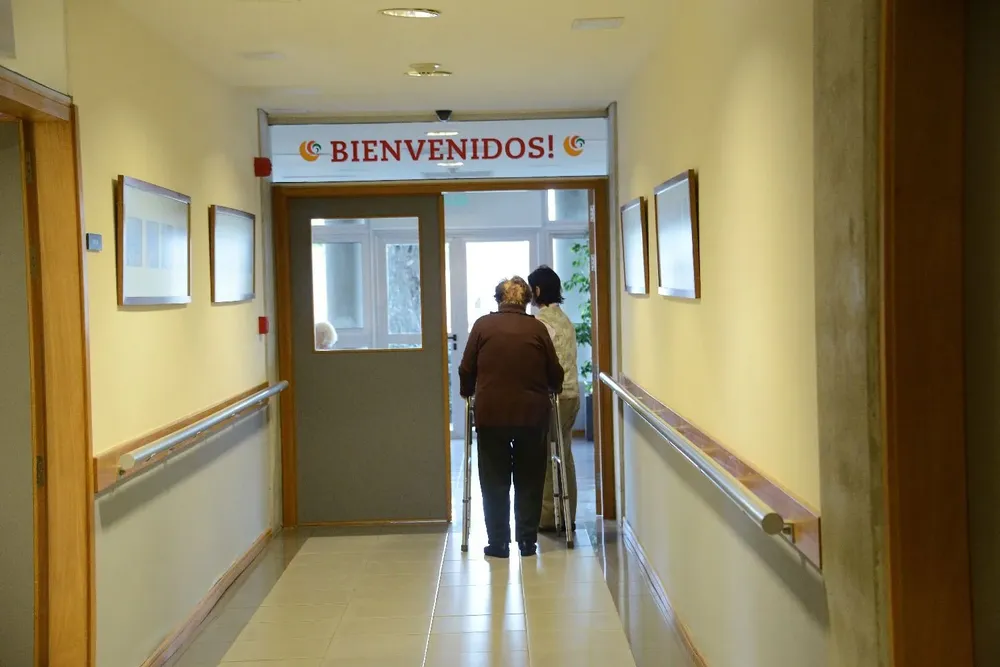 Quienes cuidan a personas con alzhéimer tienen riesgos de enfermarse