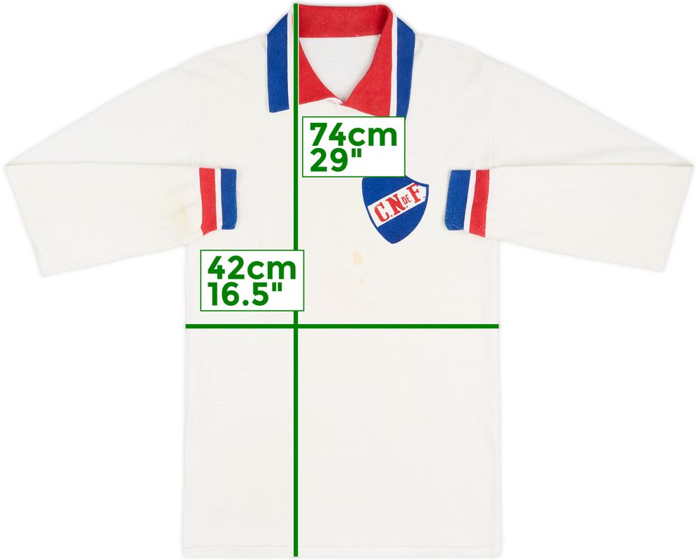 La camiseta de Nacional de Héctor Molina en la final de la Copa Libertadores 1980 que salió a subasta