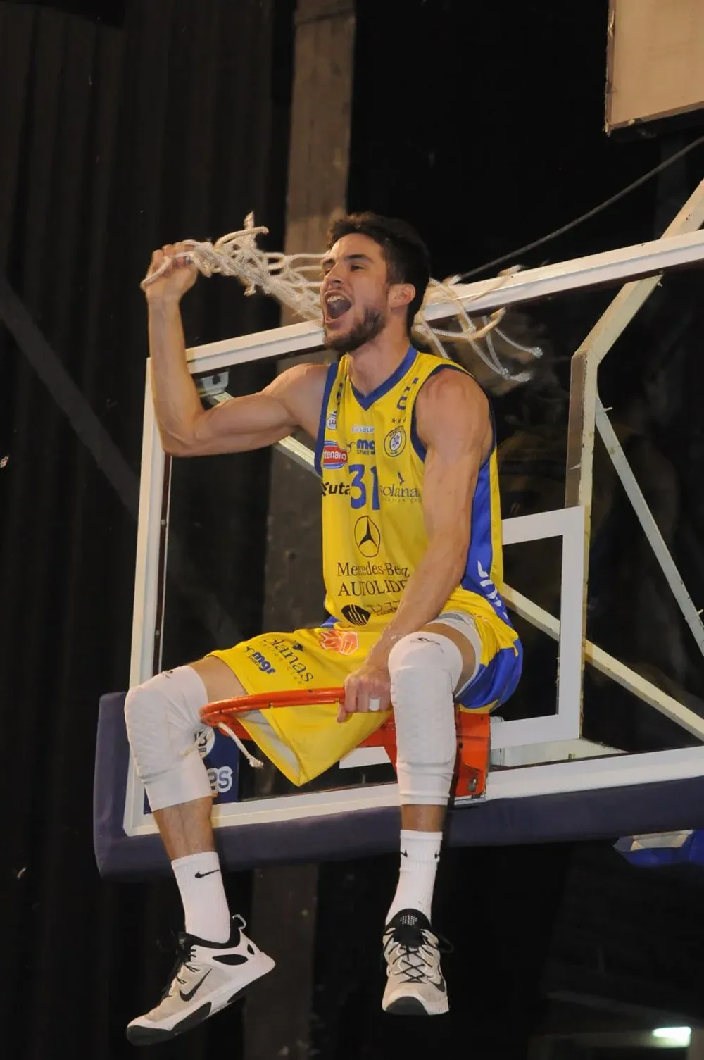 Facundo Medina cortó la red