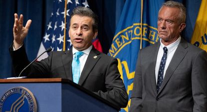 El Dr. Marty Makary, exComisionado de la FDA, junto al Secretario de Salud y Servicios Humanos de los EEUU, Robert F. Kennedy, Jr.