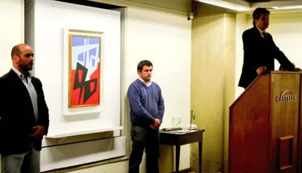 Juan Castells rematando Forma y Espacio N2, del pintor José Pedro Costigliolo