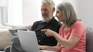 La inteligencia artificial le abre la puerta al talento senior: qué ventajas tienen los mayores de 50 años