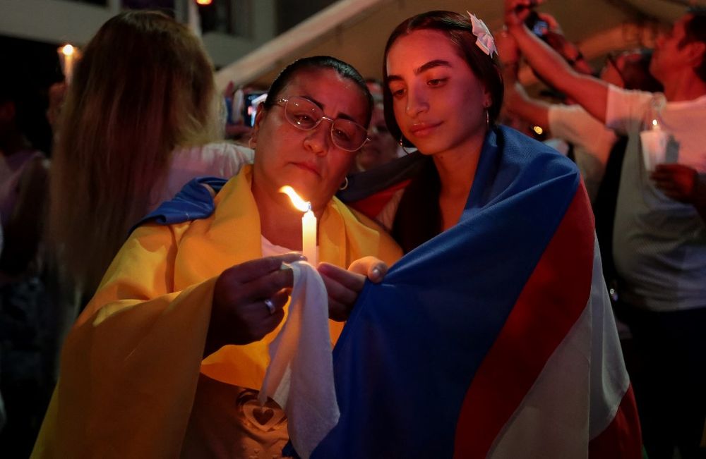 Vigilia en memoria de las víctimas de la explosión de un cambión bomba en Cali, que dejó seis civiles muertos y más de 60 heridos.