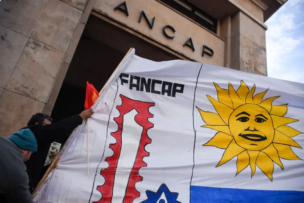 Movilización de Fancap frente a las oficinas centrales de Ancap. (Archivo)