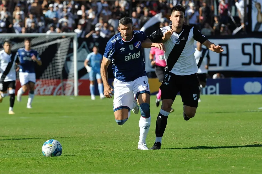 Emmanuel Gigliotti salió lesionado y está en duda para el viernes