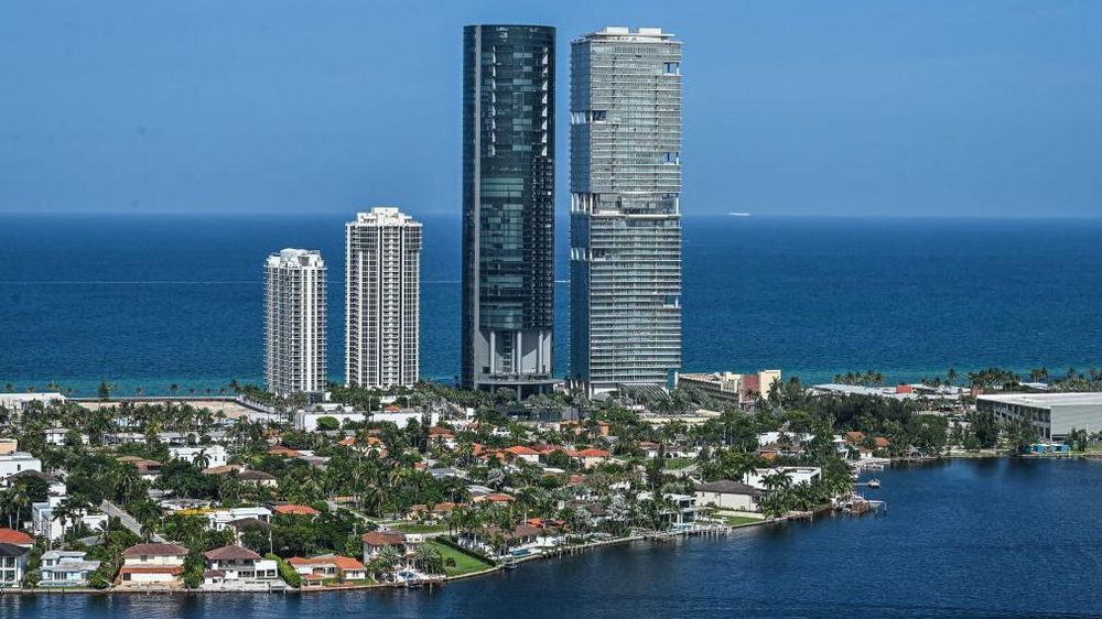 La torre Porsche Design, de color negro, situada en el centro, se inauguró en Miami en 2017.
