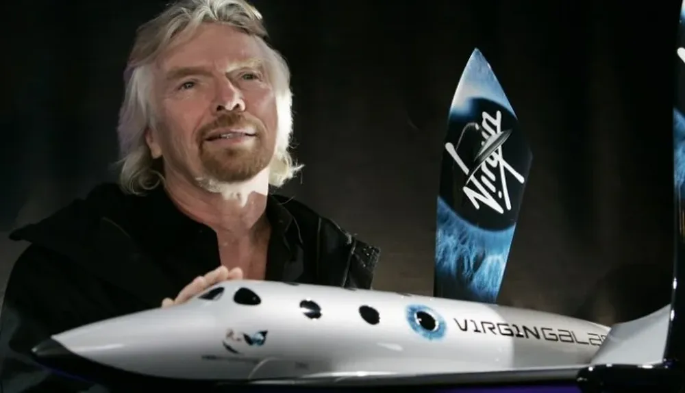 Richard Branson, con un modelo del SpaceShipTwo en 2008