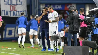 Álvaro Recoba da indicaciones a Santander antes de darle ingreso este sábado ante Progreso