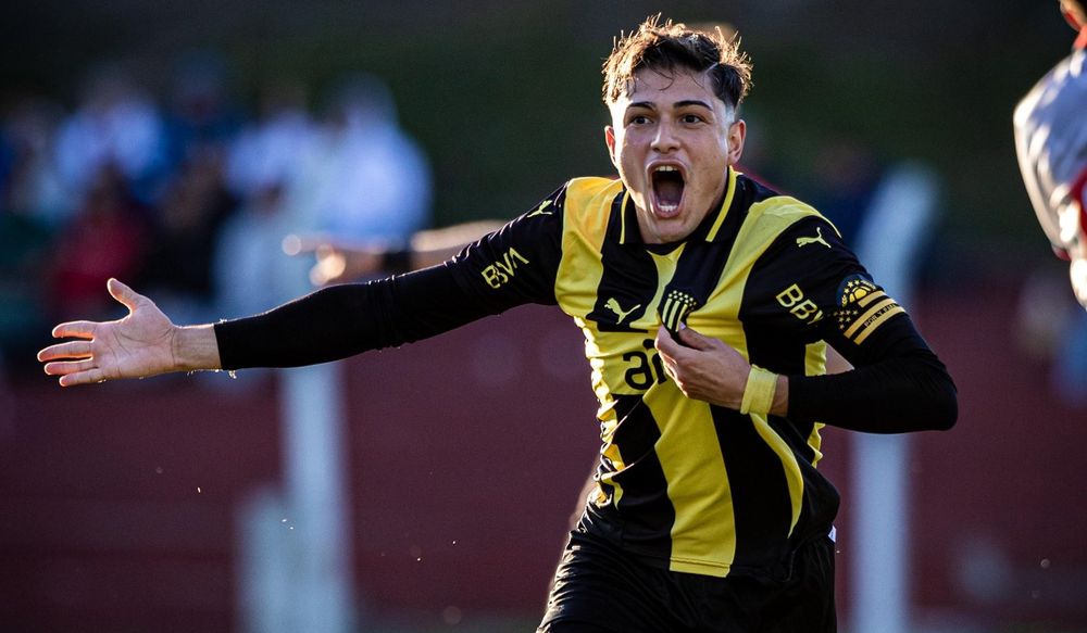 Pablo Nongoy, el capitán de la Tercera división de Peñarol, celebra su gol para la goleada ante Nacional en el clásico Pablo Nongoy, el capitán de la Tercera división de Peñarol, celebra su gol para la goleada ante Nacional en el clásico