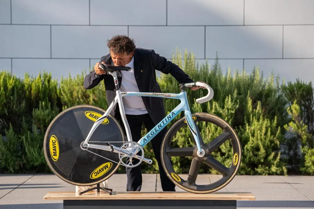 Juan Curuchet al momento de la donación de su bicicleta dorada