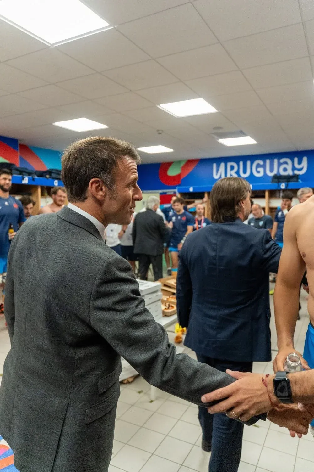 El presidente francés Emmanuel Macron en el vestuario de Uruguay
