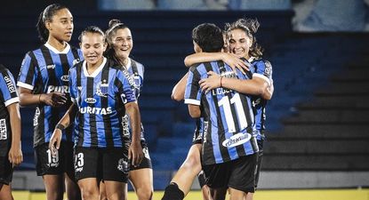 Ilana Guedes, la número 11 de Liverpool, celebra su golazo ante Defensor Sporting con sus compañeras