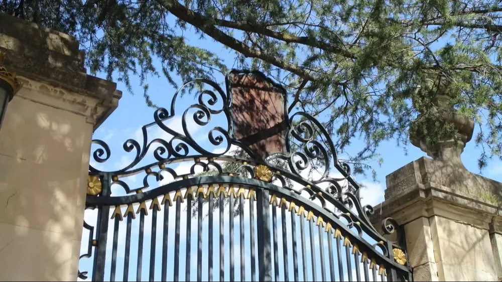 La verja de entrada al Palacio Real de El Pardo con el hueco vacío que antes ocupaba el escudo franquista