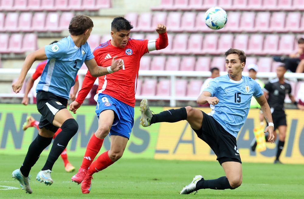 Alfonso Montero y Juan Rodríguez de la selección de Uruguay sub 20 van sobre Damián Pizarro de Chile