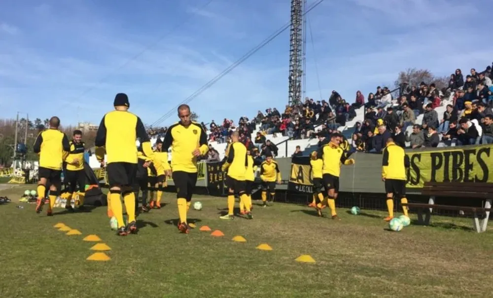 Peñarol entrenó y ganó un amistoso en el Suppici