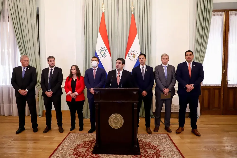 De izquierda a derecha, Nery Pumpido, secretario General de la Conmebol; Matías Lammens, ministro de Turismo y Deportes de Argentina, Alexandra Benado Vergara, ministra de Deporte de Chile, Hugo Velázquez (c), vicepresidente de Paraguay; Hernán Huttemann, asesor jurídico de la Presidencia de Paraguay; Diego Galeano Harrison, ministro de Deportes de Paraguay; Sebastián Bauzá, secretario de Deporte de Uruguay y Robert Harrison, presidente de la Asociación Paraguaya de Fútbol, ofrecen declaraciones a la prensa en el Palacio de Gobierno, en Asunción