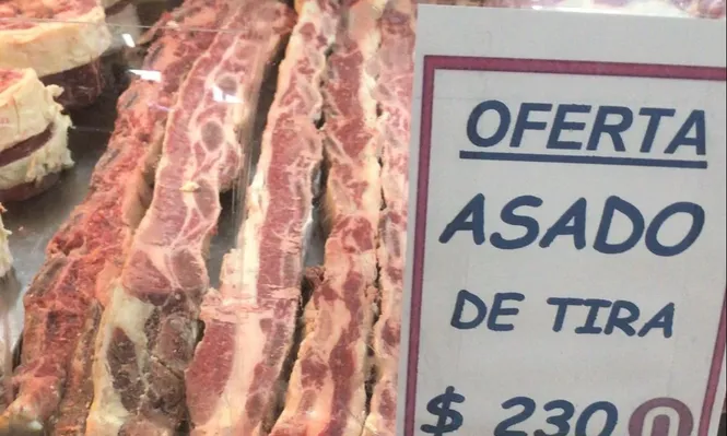 Apareció el asado a precio nuevo en las heladeras de las carnicerías.