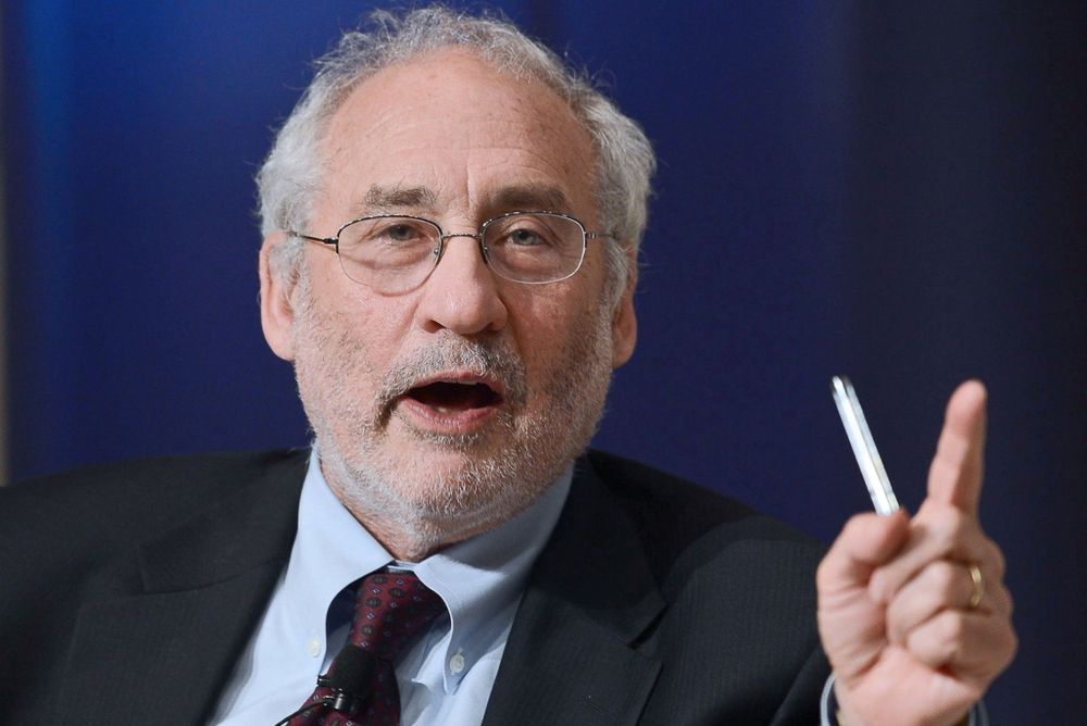Joseph Stiglitz advirtió que Argentina “está en la puerta de otra crisis” y economistas de la administración de Javier Milei respondieron con dureza.