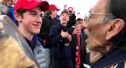 la burla a un nativo por jovenes catolicos (y seguidores de trump) causa indignacion