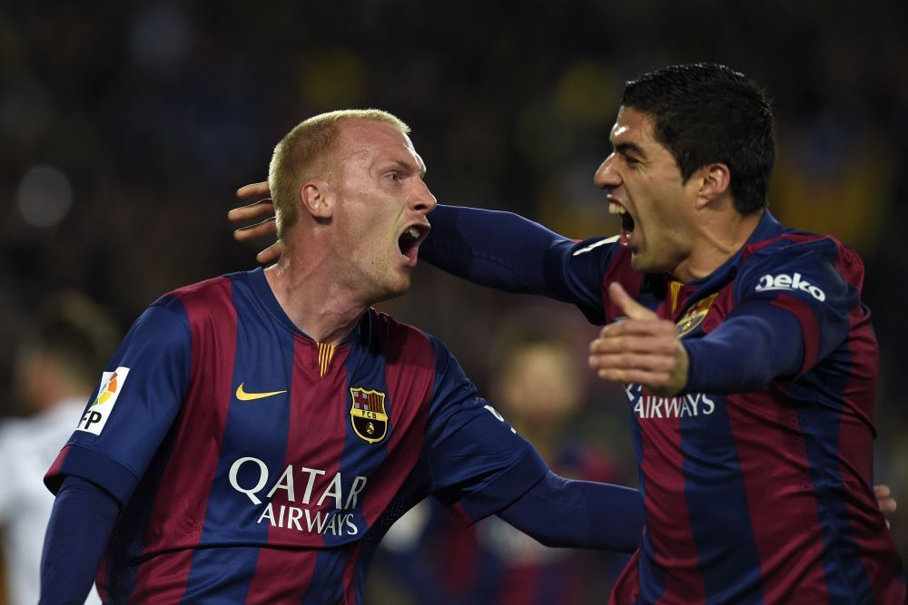 Jérémy Mathieu se abraza con Luis Suárez en su pasaje por Barcelona