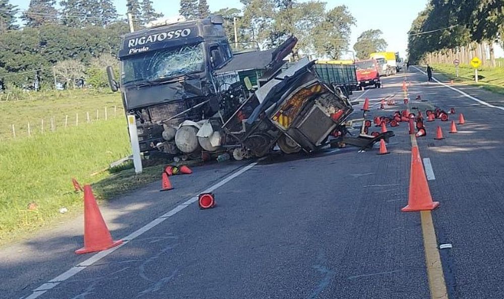 Así terminaron el camión y la máquina en la Ruta 2 de Soriano