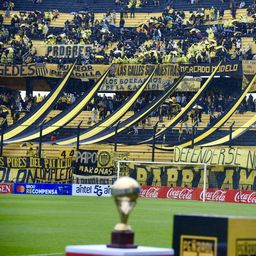 La copa del Campeonato Uruguayo y la Tribuna Cataldi